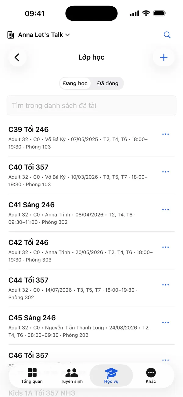 Danh sách lớp đang học trong ứng dụng LopOne trên iPhone