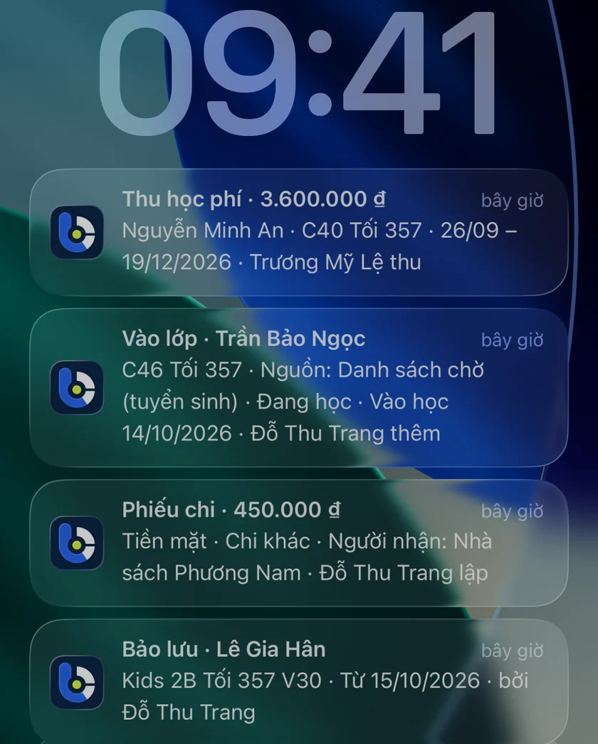 Màn hình khóa iPhone với các thông báo LopOne: thu học phí, học viên vào lớp, phiếu chi, bảo lưu