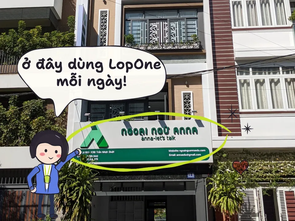 Ảnh thật mặt tiền trung tâm Ngoại ngữ Anna, Anna Let's Talk ở Nha Trang, có hình vẽ tay chị Hạnh chỉ vào bảng hiệu và nói: ở đây dùng LopOne mỗi ngày